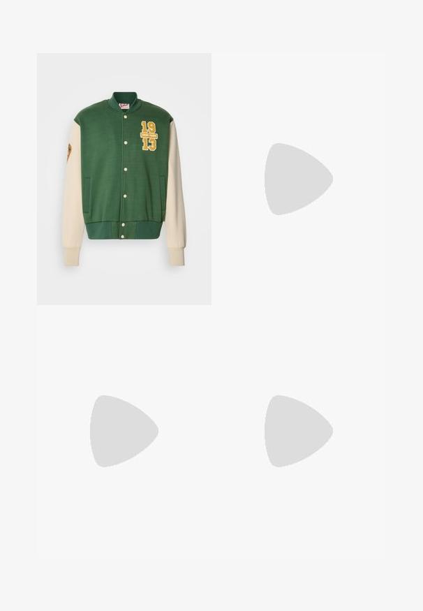 Chaqueta varsity verde con mangas crema, con números amarillos bordados "1913" y "NEW YORK," y cierres a presión.; Camiseta blanca de manga corta hecha de algodón con cuello redondo. Presenta un sutil detalle de logo en relieve en la parte delantera y una etiqueta roja en el dobladillo.; Chinos de algodón negro con un ajuste entallado, que cuentan con cinco bolsillos, pasadores para cinturón y una textura suave. Cierre de cremallera con botón.; Zapatillas de ante beige con un diseño aerodinámico, que presentan un upper texturizado, puntera redondeada y una suela de goma con un patrón de zigzag.