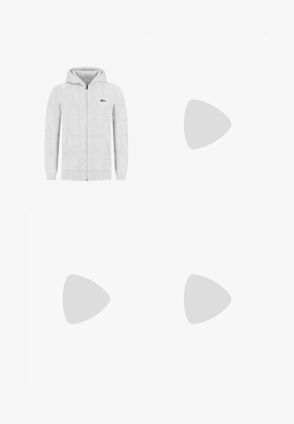 Haut de survêtement zippé gris clair avec une capuche à cordon, deux poches avant et un logo noir sur la poitrine gauche. Tissu doux avec des poignets côtelés.; Jeune personne avec des cheveux tressés portant un t-shirt Nike gris clair et un short Nike noir sur un fond blanc uni.; Pantalons cargo beiges en coton léger. Comprend des poignets élastiques, plusieurs poches latérales et une fermeture à bouton.; Baskets en cuir blanc avec perforations, à bout rond, semelle plate et lacets épais, arborant un logo swoosh visible et "AIR" sur le talon.