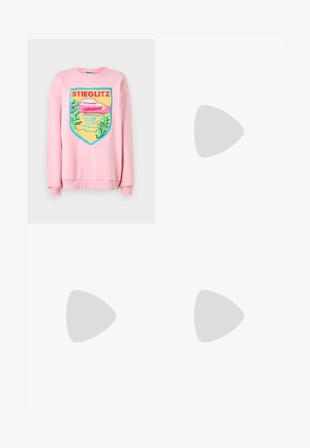 Stieglitz ANA  - Sudadera - pink; Camiseta con estampado de leopardo rosa y mangas cortas, con un escote redondeado y puños rosas en contraste, fabricada en un material suave y elástico.; Pantalones cargo verde oliva con un corte relajado, cinturilla elástica, cordón, dos bolsillos laterales y dos grandes bolsillos cargo. Ligera distorsión.; Botas Moon blancas con parte superior de pelo sintético, cordones en la parte frontal y suela de goma. Acabado texturizado y logotipo grabado en el lateral. Diseño grueso y acolchado.; Bolso sintético rosa de forma redondeada, con dos asas, correa desmontable, acentos blancos y un logotipo blanco prominente en la parte frontal.