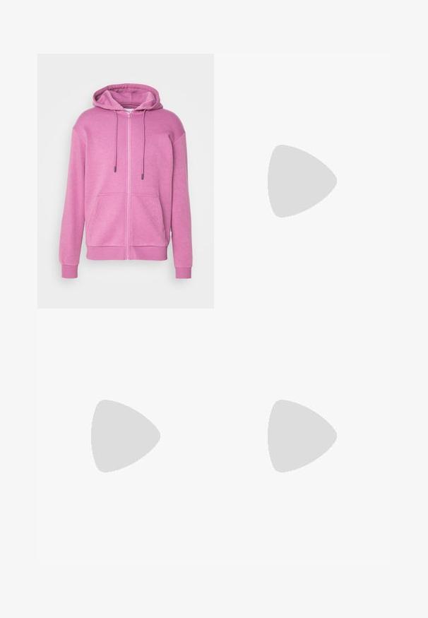 Jack & Jones JJEBRADLEY ZIP HOOD - Majica s kapuljačom i patentnim zatvaračem - bordeaux; Nike crna pamučna majica s klasičnim okruglim izrezom, kratkim rukavima i suptilnim, utisnutim logotipom na prsima. Glatka tekstura.; Crne cargo hlače izrađene od čvrstog materijala, s brojnim džepovima, kopčanjem na gumb i dizajnom koji pomaže da se prilagode tijelu sa suženim nogavicama.; Crne atletske cipele s teksturiranom tkaninom i gumene potplate, s elastičnim vezicama i plavim akcentom na peti. Nosene su s svijetlim trapericama.