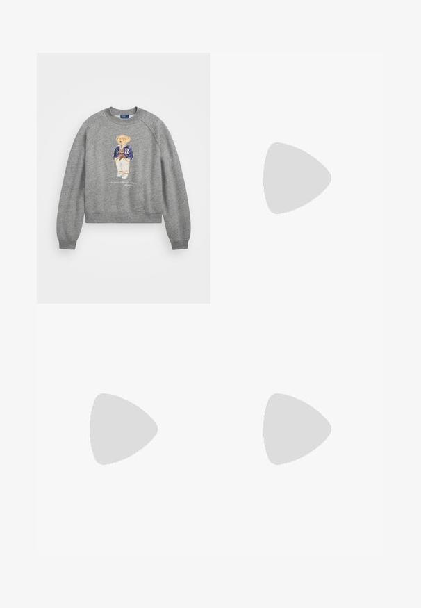 Polo Ralph Lauren POLO BEAR OVERSIZE FLEECE CREWNECK - Sweatshirt - dark vintage heather; Hvit bomulls langermet skjorte med spiss krage, knappelukking foran og en blå brodert logo på mansjetten. Glatt tekstur, vanlig passform.; Vidde bukser i off-white denim. Høyt liv-design med knappelukking, to frontlommer og kontrastsøm detaljer.; Sorte patent slingback hæl med spids tå, featuring tekstureret slangeskind, justerbar rem og en kort, tekstureret blokhæl.