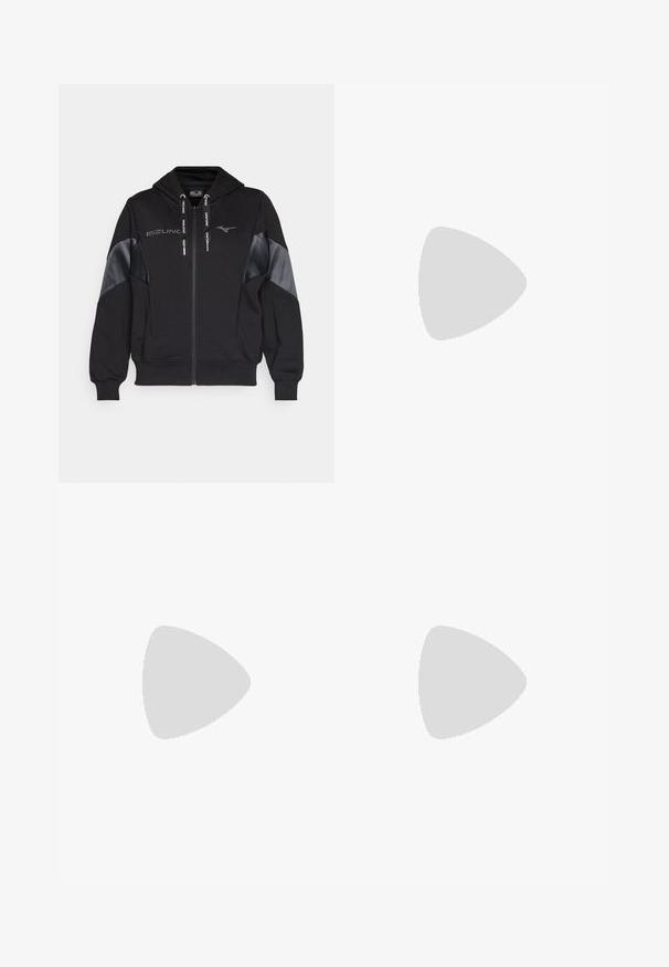 Felpa con zip nera caratterizzata da un mix di tessuto morbido e dettagli neri lucidi. Include un cappuccio con coulisse e un logo sul petto.; T-shirt nera a maniche corte realizzata in cotone. Presenta un collo rotondo e un logo Under Armour bianco sul petto. Design semplice e uniforme.; Leggings neri con una vita alta elastica con il testo "UNDER ARMOUR". Texture liscia con accenti di pattern discreti lungo le gambe.; Scarpe sportive nere con tessuto testurizzato, suola bianca e lacci neri. Indossate con calzini bianchi a costine, in piedi su una superficie chiara.