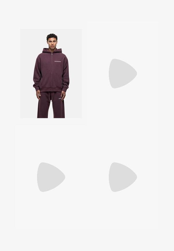 Paarse zip-up hoodie van zachte stof, met een voorzak en een opvallend "GOODFORNOTHING" logo op de linkerborst. Bijpassende sweatpants.; Zwarte katoenen t-shirt van Nike met een klassieke ronde hals, korte mouwen en een subtiele, reliëflogo op de borst. Gladde textuur.; Zwarte casual broek met koord in de taille, met zijzakken en rechte pijpen op een effen achtergrond.; Zwarte sportschoenen met gestructureerde stof en rubberen zolen, met elastische veters en een blauwe accent op de hiel. Draag samen met lichte spijkerbroeken.