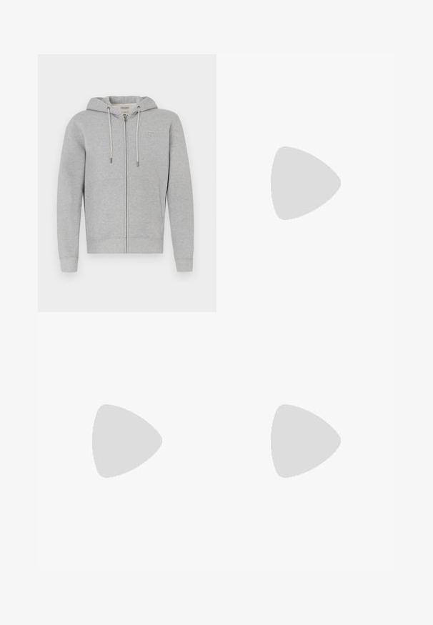 Felpa grigia con zip realizzata in tessuto morbido. Presenta un cappuccio con coulisse, tasche frontali e una piccola etichetta con logo sul lato sinistro superiore.; T-shirt bianco in cotone con collo rotondo, maniche corte e un logo a rilievo discreto sul petto. L'etichetta interna ha un accento arancione.; Pantaloni bianchi plissettati con taglio su misura, caratterizzati da una texture liscia, passanti per la cintura e gambe affusolate. Nessuna tasca o motivo visibile.; Sneakers bianchi in pelle con accenti in suede grigio e un tallone in pelle beige. Presentano una superficie testurizzata e una suola leggera.