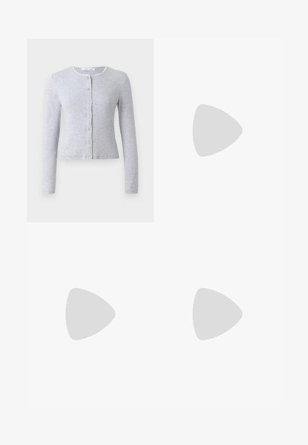 Grauer langärmliger Cardigan mit rundem Halsausschnitt, Knopfleiste und kontrastierendem Dekorationsbesatz entlang des Halsausschnitts. Weiche Textur, figurbetonter Schnitt.; Weißes Tanktop, gerippte Textur, runder Ausschnitt, ärmelloses Design, enganliegende Form, dezente Markenkennzeichnung im Etikett im Kragenbereich.; Dunkel waschjeans mit weitem Bein, hoher Taille, fünf Taschen und dezenten Abnutzungen an der Vorderseite.; Sportschuhe mit einem Obermaterial aus weißem Leder, grauer Wildleder-Zehenkappe und drei schwarzen Streifen. Sie verfügen über ein blaues Logo auf der Zunge und eine strukturierte Gummisohle.