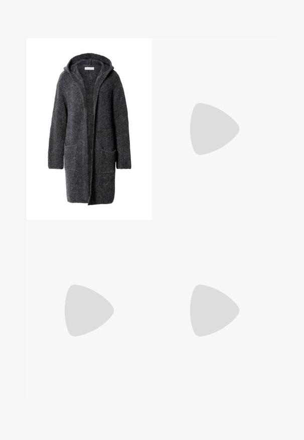 Cardigan lungo grigio scuro con cappuccio e due tasche frontali, realizzato in un morbido tessuto texturizzato e peloso.; Maglione a collo alto nero a maniche lunghe, realizzato in tessuto a coste, presenta un design aderente con un collo alto e senza motivi o dettagli.; Pantaloni neri a gamba larga realizzati in tessuto leggero, caratterizzati da una chiusura frontale con bottone e frontale piatto, con orli cuciti con precisione.; Stivaletti neri realizzati in suede con una morbida fodera interna. Presentano una punta arrotondata e una suola piatta e testurizzata.
