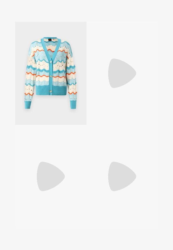 Viegls dzijas jaciņa ar V veida kakla izgriezumu, ar viļņu rakstu tirkīza, krēmkrāsas un oranžas krāsas toņos. Iekļauj pogu aizdari un ribu aproces.; Melna kokvilnas T-krekls ar apaļu izgriezumu, īsām piedurknēm un izšūtu logotipu uz krūtīm. Vienkāršs, brīvs piegriezums bez rakstiem.; Gaiši zilas džinsu bikses ar augstu jostasvietu, plats kāju griezumu, divām sānu kabatām un krokotā dizaina akcentiem. Mīksta tekstūra ar izdilušu apdari.; Melnas ādas slingback zābaki ar smailu purngalu, ar šauru papēdi un zelta krāsas akcentu uz regulējama siksniņas. Gluda tekstūra.