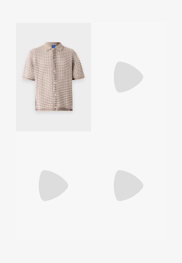 Cămașă cu mânecă scurtă, de tip button-up, într-o nuanță bej, cu un model texturat în valuri, având un gât cu rever și nasturi mici pe față.; Tricou alb din bumbac, cu mâneci scurte, având un logo negru "JJ Studios" pe piept. Design cu guler rotund și croială standard.; Pantaloni din bumbac maro, cu croială largă, cu fața netedă, curea și închidere cu un nasture auriu. Textură fină, fără modele vizibile.; Tenisi din suede bej cu vârf rotund, sistem de șireturi în față și un accent texturat în spate. Talpa albă din cauciuc oferă un contrast. Design simplu și modern.