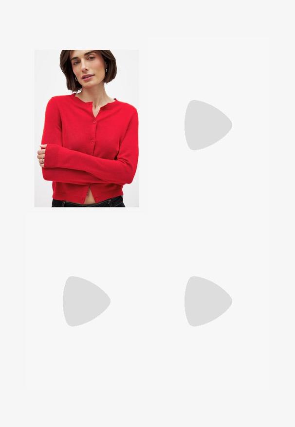 Červený kardigán s dlhým rukávom vyrobený z pleteniny, s okrúhlym výstrihom, predným zapínaním na gombíky a manžetami s rebrovaním. Úzky strih s kratším lemom.; Čierne oversized tričko s grafikou medveďa a textom "NIE ROZTOMILÉ ALE DIVOKÉ" v tučnom bielom písmene. Bavlnený materiál.; Svetlomodré, vysoké džínsy vyrobené z denimu. Majú široké nohavice, dve roztrhnuté kolená a klasický päťvreckový strih.; Biele vysoké plátené tenisky s čiernou gumovou podošvou, prednou gumovou špičkou a šiestimi okami na šnúrky, s čistým, minimalistickým dizajnom.; Červená kožená kabelka s ostrým, geometrickým dizajnom. Má jeden nastaviteľný popruh a uzatváranie na klopu so šitím.