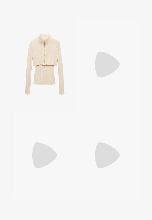 Beige žebrovaný svetr s vysokým límcem a předním zipem do poloviny. Přiléhavý design s dlouhými rukávy a zkrácenou délkou. Měkká textura.; Bílý bezrukávový top s kulatým výstřihem, který má jemnou texturu, detaily v oblasti zad ve tvaru klíčové dírky a rovný lem.; Beige široké kalhoty z bavlny. Mají zipový poklopec, přední knoflík a dvě našité kapsy na zadní straně. Čistý lem bez ozdob.; Bežové semišové sandály na vysokém podpatku s širokým předním páskem a páskem kolem kotníku, s masivním dřevěným blokovým podpatkem s texturovaným povrchem.