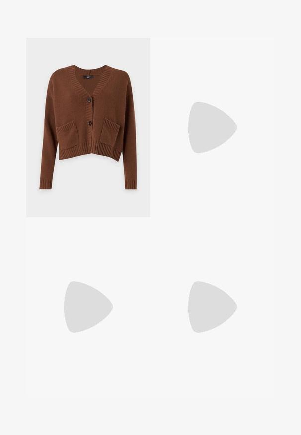 Weekend Max Mara ARAD - Strickjacke - cuoio; Schwarzes T-Shirt mit kurzen Ärmeln aus weicher Baumwolle, mit rundem Halsausschnitt und klassischer Passform. Glatte Textur, ohne Muster oder Verzierungen.; Weite Hosen aus dunkelbraunem Stoff mit einem elastischen Taillenbund, die eine glatte Textur und klare Linien für einen eleganten Look aufweisen.; Schwarze Leder-Pumps mit spitzem Zehenbereich und runder, ballförmiger Ferse. Glatte Textur mit einem eleganten, minimalistischen Design.