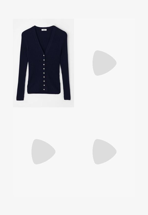 sandro CARDIGAN GABRIELLE BOUTONS - Strickjacke - marine; Zwei ärmellose, gerippte Rollkragenoberteile in Schwarz und Weiß, mit einer figurbetonten Passform und glatter Textur sowie einer cropped Länge.; sandro BICOLOR VERSION - Wide Leg - bleu jean; Sportschuhe mit einem Obermaterial aus weißem Leder, grauer Wildleder-Zehenkappe und drei schwarzen Streifen. Sie verfügen über ein blaues Logo auf der Zunge und eine strukturierte Gummisohle.