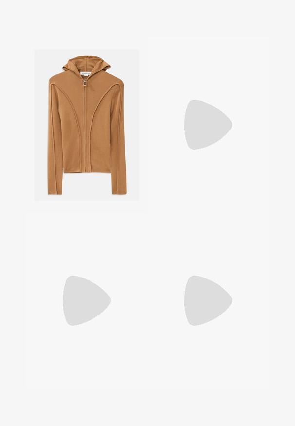 Smeđi dukserica na zip s kapuljačom, izrađena od mekanog materijala, s detaljima zakrivljenih šavova i prednjim zatvaračem na munje.; Bijela pamučna majica kratkih rukava, s okruglim izrezom i malim crnim logotipom "VICTORIA BECKHAM" na prsima. Minimalistički dizajn.; Svijetloplave traperice ravnog kroja s visokim strukom, pet džepova i suptilnim istrošenjem na bedrima i koljenima.; Bijele, mornarskoplave i svijetloplave suede tenisice s debelim potplatom i okruglim vezom na strani.