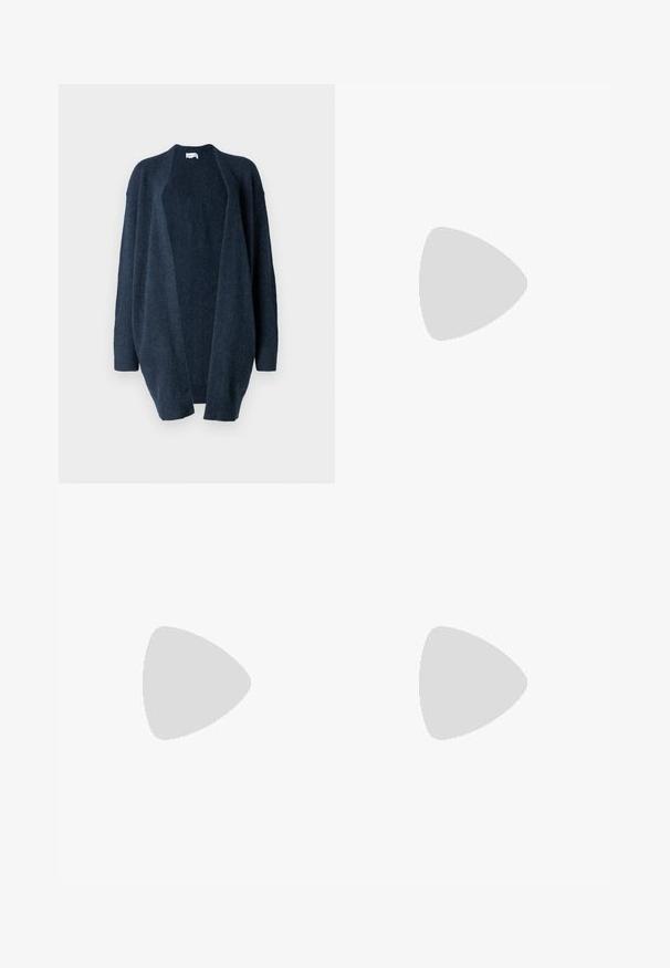 Marineblauer oversized Cardigan aus weichem Strickstoff. Offenes Vorderdesign, lange Ärmel, gerippte Bündchen und glatte Textur ohne Muster.; Schwarzes T-Shirt mit kurzen Ärmeln aus weicher Baumwolle, mit rundem Ausschnitt, lockerer Passform und glatter Textur. Keine sichtbaren Muster oder Grafiken.; Helle blaue Denim-Jeans mit hoher Taille, weitem Beinschnitt, zwei seitlichen Taschen und gefaltetem Design. Weiche Textur mit einem ausgebleichten Finish.; Schwarze Leder-Slingback-Pumps mit spitzem Schuhblatt, ausgestattet mit einem schlanken Absatz und einem goldfarbigen Akzent am verstellbaren Riemen. Glatte Textur.