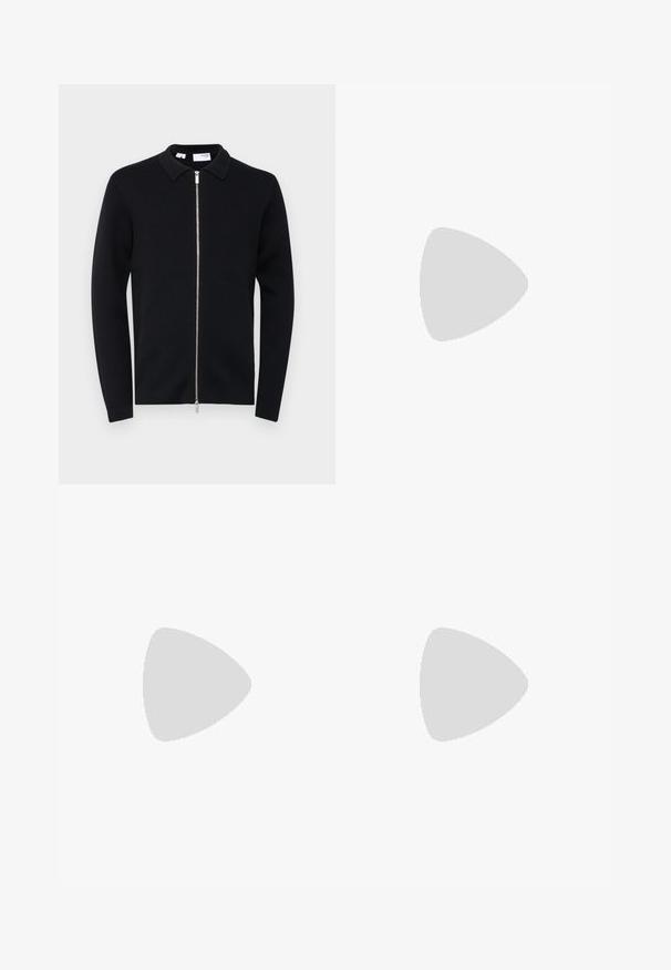 Crna pletena jakna na zip s ovratnikom i dugim rukavima, koja ima srebrni zatvarač te rebraste manžetne i rub.; Crna majica kratkih rukava od pamuka. Na prednjem dijelu se nalazi zeleni "ROOTS" logo, okrugli izrez i standardni kroj.; Crne hlače s elastičnim strukom, ravnog kroja, s glatkom teksturom i bez vidljivih uzoraka ili metalnih dijelova.; Kožne tenisice s crno-bijelom paletom boja, koje imaju perforirane akcentne detalje, podstavljeni ovratnik i teksturiranu potplat.