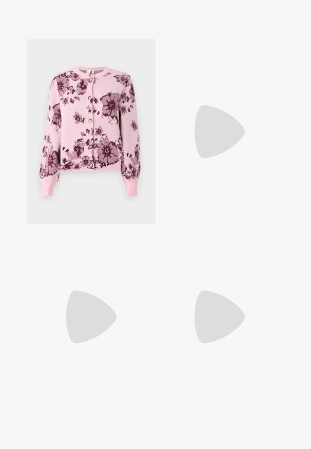 Roza cvetna jakna z vijoličastimi detajli, ki ima gumbasto zapiranje, rebraste manšete in mehak tekstur. Oblikovanje vključuje razpršene cvetne vzorce.; Črna bombažna majica s kratkimi rokavi, ki ima majhen roza metuljček na levi strani prsnega dela. Majica s krožnim ovratnikom in sproščenim krojem.; Široke jeans hlače z gradientom od svetlo do temno modre, visokim pasom, zankami za pas in pasom iz istega materiala. Tekstura denim končnica.; Črne usnjene klasične čevlje z ostrim nosom, z zaponko za gleženj in debelim peto. Ravna tekstura, eleganten dizajn in minimalistična estetika.