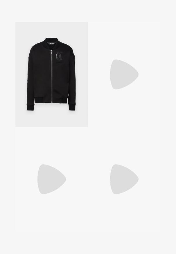 Just Cavalli FLEECE KNIT - Blusão aviador - black; T-shirt de algodão preto com mangas curtas, gola redonda, costura de destaque bege nos ombros e logo ARMANI EXCHANGE ao centro.; Calças pretas de perna reta com fecho de botão e zip, passantes para cinto e bolsos frontais, exibidas sobre fundo branco.; Sapatilha de couro preto com acabamento suave, bico arredondado e detalhes em cinza escuro. Apresenta um design de atacadores e sola de borracha texturizada.