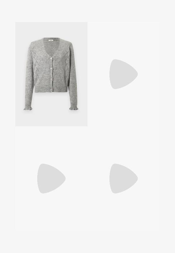 Cardigã cinza tricotado com um padrão de diamante, apresentando um decote em V, cinco botões cor-de-rosa e punhos e bainha canelados. Comprimento cropped.; T-shirt de gola em V, de mangas curtas, numa cor azul suave, feita de um material de algodão macio com uma textura lisa e um corte descontraído.; Jeans de perna larga cinza claro com cintura alta, design clássico de cinco bolsos, fecho de botão e desbotamento subtil em todo o tecido.; Mocassins pretos de couro com plataforma, com bico arredondado e tira larga sobre a parte frontal. Apresenta um salto robusto e quadrado, e uma textura suave.
