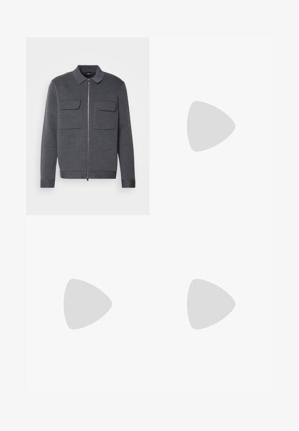 BOSS BELLOTTO - Adīta jaka - medium grey; BOSS TEE - Pamata T-krekls - open white; Bežā krāsā auduma bikses ar taisnu kāju griezumu, pievienotām pogu aizdares un priekšējiem krokām papildu detaļām.; Gai bēša kurpes ar smailu pirkstu, gludu materiālu, siksnu pāri pēdas daļai un zemu brūnu zoli. Vienkāršs dizains ar minimāliem akcentiem.