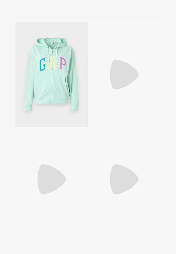 Mintgrøn zip-up hoodie med store, multikolorede "GAP" bogstaver. Inkluderer hætte med snoretræk og frontlommer. Blød stoftekstur.; Sort oversized t-shirt med et grafisk motiv af en bjørn samt teksten "IKKE SØD MEN VILD" i fede, hvide bogstaver. 100% bomulds materiale.; Lysblå, højtraljede jeans lavet af denim. Har brede ben, to huller ved knæene og klassisk fem-lommes stil.; Hvide høje kanvas sneakers med sort gummisål, gummitåhætte foran og seks øjehuller til snørebånd, der har et rent, minimalistisk design.