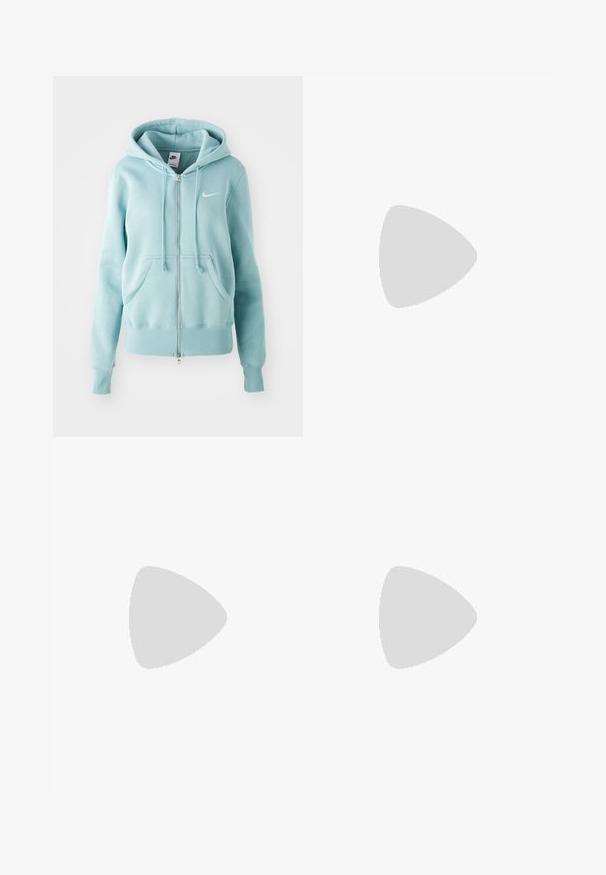 Fleece com capuz azul claro, com bolso canguru, cordão no capuz e bainha canelada. Apresenta um pequeno logotipo branco da Nike no peito.; T-shirt de algodão preto com mangas curtas, apresentando o número "95" impresso em branco na parte da frente e costura contrastante ao longo das bordas.; Calças atléticas largas e pretas com um cós elástico. Feitas de um tecido liso e elástico, com costuras frontais discretas e sem bolsos.; Sapatilhas Nike pretas com um upper de tecido suave, apresentando um design em gradiente de azul para preto, sola branca e acentos de logotipo proeminentes.