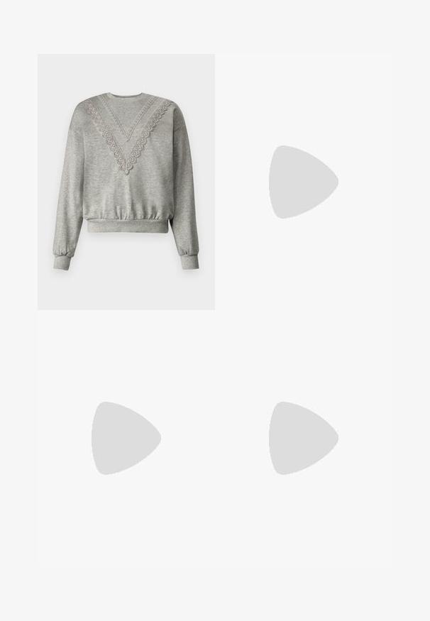Sudadera gris con escote en V que presenta un detalle de encaje a lo largo del cuello. Puños y dobladillo acanalados, fabricada en un tejido suave y texturizado.; Camiseta de algodón negra con mangas cortas que presenta un diseño de corazón hecho de lazos coloridos en rosa, blanco y negro en el centro.; Pantalones de pierna ancha negros con una cintura con volantes, que cuentan con dos bolsillos laterales y una tela suave y ligera. Sin patrones visibles ni accesorios.; Zapatillas negras con suela de goma gruesa, parte superior de tela texturizada, punta redonda y diseño con cordones. Presenta ojales reforzados y tirador en la parte trasera.