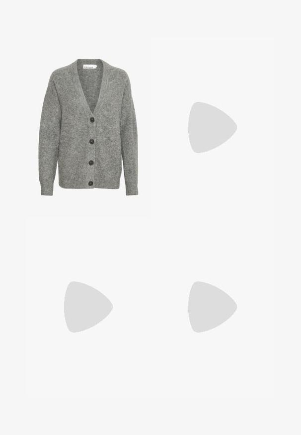 Sivi pleteni kardigan s V-izrezom, pet velikih dugmadi sprijeda i rebrastim manžetama. Izrađen od mekog, teksturiranog materijala.; Crna dugih rukava majica od mekanog pamuka. Ima okrugli izrez, opušteni kroj i minimalistički dizajn bez uzoraka ili ukrasa.; Crne traperice od denima s opuštenim krojem, ravnim nogavicama, dizajnom s pet džepova i blago izblijedjelom teksturom. Zaključavanje na dugme i patentni zatvarač sprijeda.; Crne kožne cipele s špicastim vrhom, remenom oko gležnja i debelim potplatom. Ravna tekstura, elegantan dizajn i minimalistička estetika.