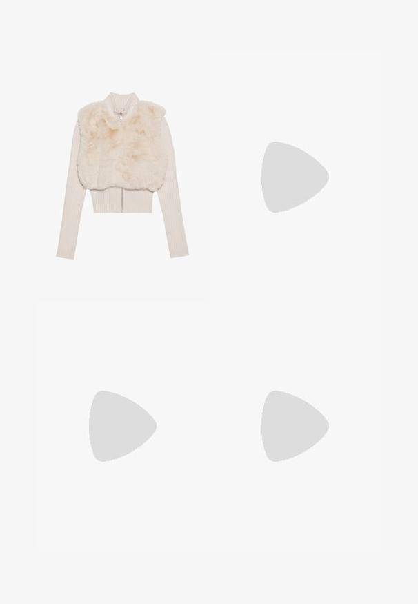 Skrajšan bež pulover z rebrastim teksturo in zadrgo; vsebuje umetno krzno na telesu za dodatno toploto in mehkobo. Dolgi rokavi.; Bela bodisu s kvadratnim izrezom, brezrokavni dizajn, gladka tekstura in zapiranje na dnu s pritisnim gumbom. Preprost in minimalističen slog.; Hlače širokih nogavic iz kremaste tkanine z gladko teksturo, z enim sprednjim gumbom, diskretnimi plisami in visokim pasom.; Sandal z jasnim petnikom s prozornim zgornjim delom, bež podplatom in sivim trakcem okoli gležnja. Ima koničast nos in tanek visoki petek.; Bežna usnjena torbica edinstvene oblike, z dvema kratkima ročajema in dolgim nastavljivim trakom. Gladka tekstura z minimalno kovinsko opremo.