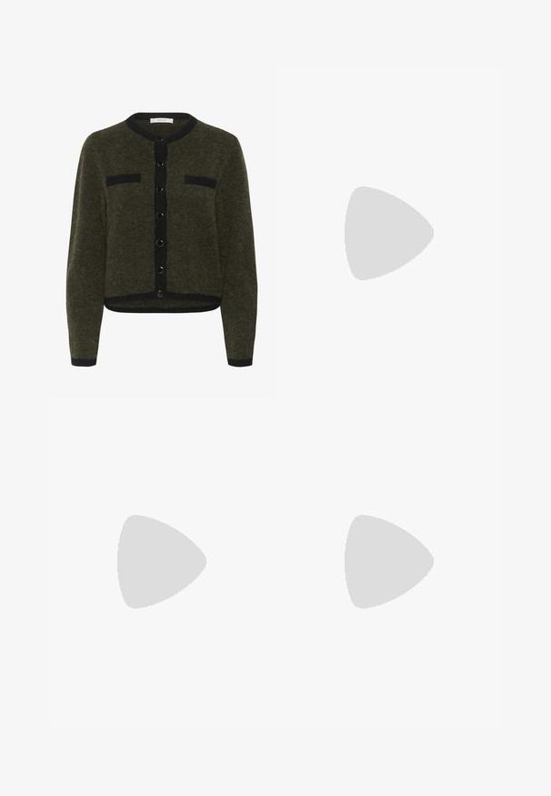 Olivenfarget cardigan laget av teksturert stoff, med rund hals, frontknapper og to svarte lapplommer.; Beige kortermet bomull T-skjorte med rund hals og en liten brodert overlappende "B"-logo på midten foran.; Sorte skreddersydde bukser med rett silhuett, med en glatt tekstur og klare pressede bretter foran. Ingen synlig maskinvare.; Sorte lær balletflade med rund tå og minimal søm. Lav, rektangulær hæl og glat tekstur. Diskret indvendig foringsdetalje.