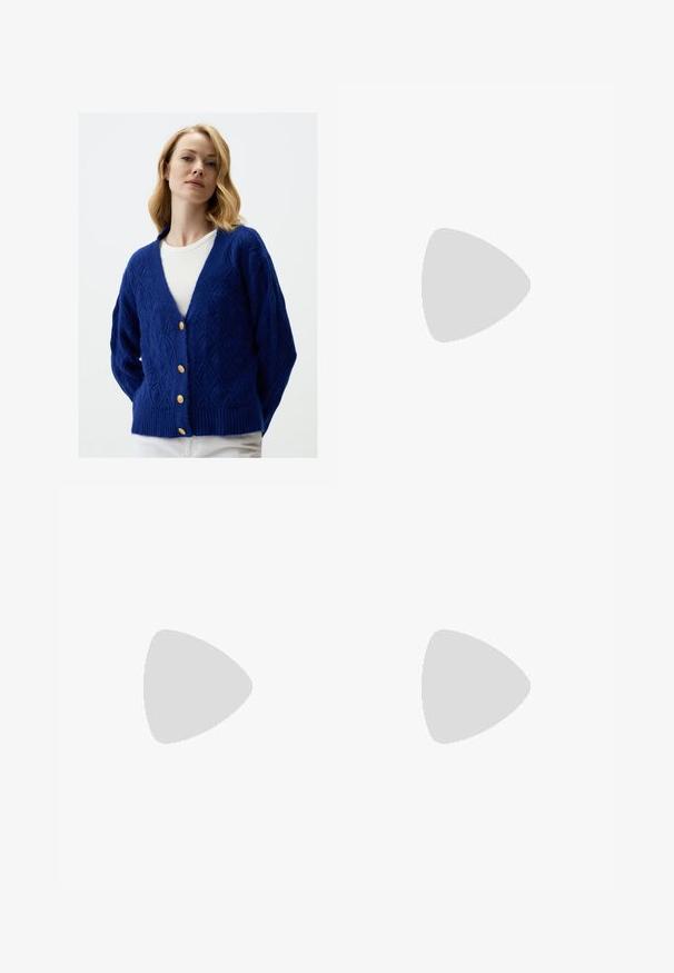 Cardigan lavorato a maglia blu con motivo a diamante, scollo a V e orlo a coste. Presenta bottoni dorati per la chiusura e maniche lunghe.; Top nero a maniche corte realizzato in tessuto elastico, con un design aderente e dettagli arricciati sui lati. Texture liscia, forma classica.; Pantaloni culotte neri in poliestere con una cintura elastica, due pieghe frontali e una silhouette ampia. Nessun motivo visibile o dettagli in metallo.; Infradito neri con una finitura lucida, tre sottili cinturini e un dettaglio hardware circolare sulla punta. Design elegante con un tacco minimale.
