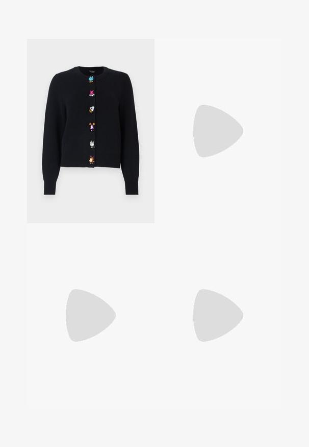 Čierny cardigan vyrobený z jemného materiálu, s farebnými klenotovými gombíkmi rôznych tvarov a veľkostí pozdĺž predného dielu. Žebrované manžety a lem.; Čierny krátky rukáv top vyrobený z elastického materiálu, s priliehavým strihom a riasením po stranách. Hladká textúra, klasický tvar.; Široké čierne nohavice vyrobené z ľahkého materiálu. Majú skladaný predok, vysoký pás a voľný strih okolo nôh.; Čierne sandále na podpätku so hladkým koženým vrchom, otvorenou špičkou, širokými prednými prúžkami a nastaviteľným členkovým popruhom so zlatým prackom.; Biela kožená kabelka s dvojitými uchami a odnímateľným popruhom, obsahujúca prednú zipovú kapsu a hladkú textúru. Nesie sa na ramene osoby.