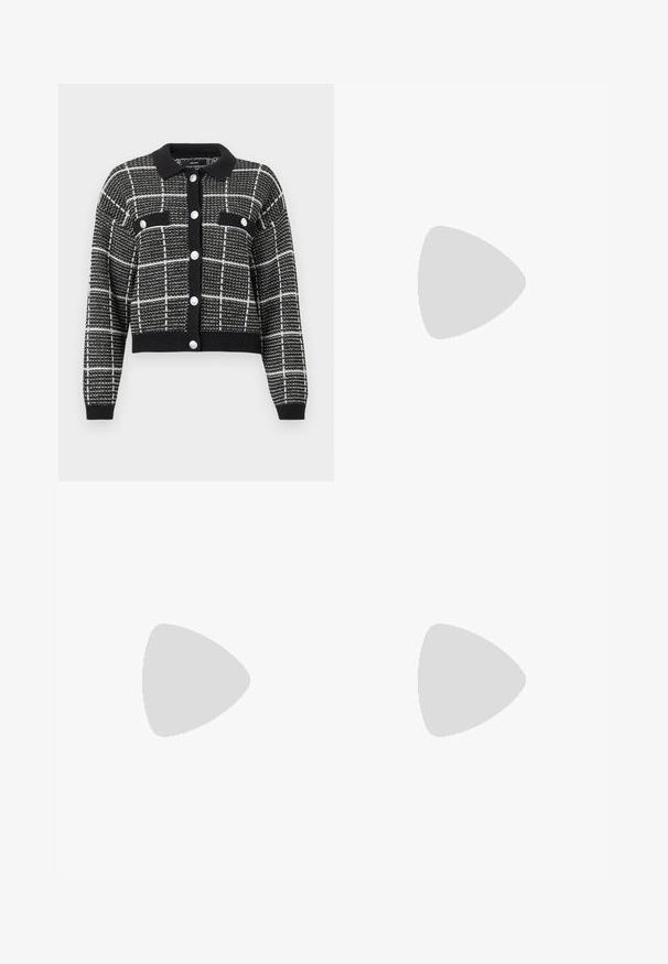 Čierny a biely károvaný kardigán s golierom, gombíkovým zapínaním, dvoma náprsnými vreckami, rebrovanými manžetami a skráteným strihom.; Gina Tricot SOFT TOUCH CROPPED TOP - Top s dlhým rukávom - pristine; Čierne rozšírené džínsy vyrobené z denimu, s strednou výškou pásu, prednými vreckami a zapínaním na gombík. Hladká textúra s minimálnymi švovými detailmi.; Čierne kožené členkové topánky s okrúhlou špičkou, šnurovaním vpredu a hrubou gumovou podrážkou s textúrovaným vzorom. Sťahovací pútko na zadnej strane.; Čierna kožená clutch taška s klopou a zlatým kovovým detailom s prackou. Obsahuje čierny remienok a elegantný, minimalistický dizajn.