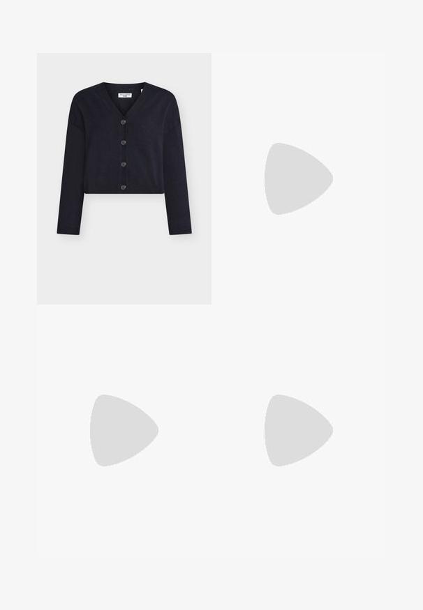 Mörkblå kort tröja i mjukt stickat tyg, med V-ringning, långa ärmar och sex knappar framtill.; Två långärmade toppar, en svart och en vit, båda med fyrkantig halsringning och tillverkade av mjukt, stretchigt tyg.; Vidbenade svarta denimjeans med hög midja. Har fem fickor, metallbeslag och en ren finish. Texturen är slät och mjuk.; Svart lädersandalett med spetsig tå, öppen baksida och ankelremmar som är knutna i en rosett. Smal 3-tums klack. Slät textur, minimalistisk design.