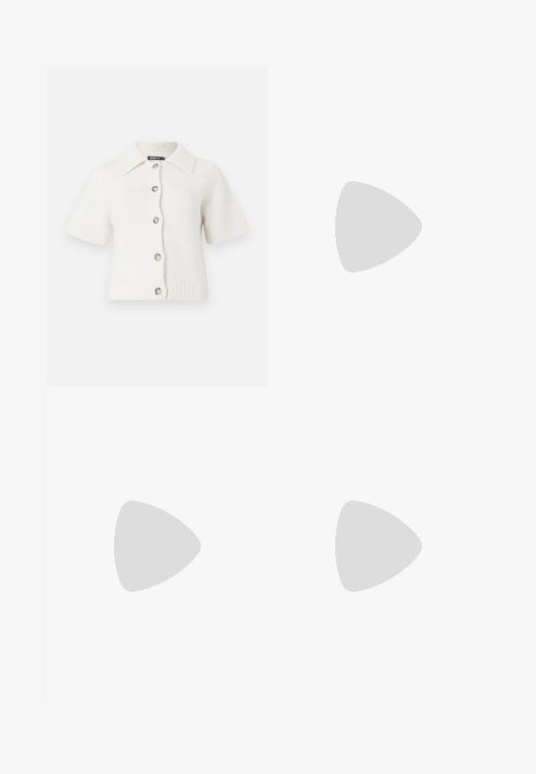 Rövidujjú, fehér kötött kardigán gallérral, öt nagy gombbal, bordás szegéllyel és mandzsettával a textúra és a szerkezet érdekében.; Fehér, rövid ujjú póló sima anyagból, kerek nyakkivágással és diszkrét varrási részletekkel az alján.; Világoskék, bő szárú farmernadrág, magasan illeszkedő derékkal, elülső zsebekkel és gombos záródással. Sima textúra, fakó részekkel.; Fehér sportcipő hálós felsőrészével, sötétkék kiegészítőkkel és párnázott talppal. Jellemzője az "N" logó, a fűzők és a textúrázott részlet az oldalon.