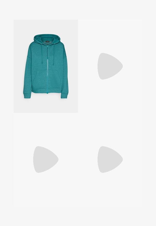 Even&Odd Sweatjakke - mottled teal; Sett med tre kortermede t-skjorter i svart, grått og hvitt. Laget av bomull, med rund hals og en enkel, ensfarget design.; Bredde bukser i mørk marineblå stoff med ribbet tekstur. Har en glatt midje og en luftig silhuett, som når midt på leggen.; Hvite plattform sneakers laget av glatt syntetisk materiale, med rund tå, snøring og en strukturert gummisåle. Svart hæl akcent.