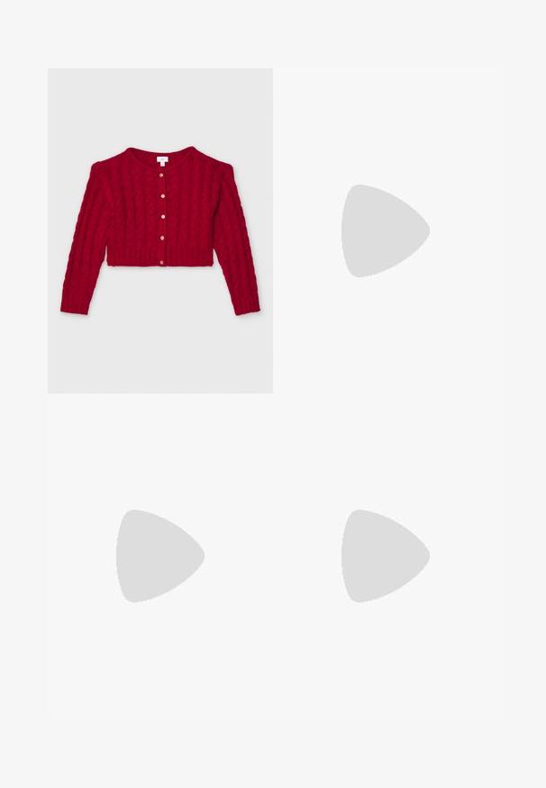 Červený pletený cardigan s krátkým střihem, dlouhými rukávy, kulatým výstřihem a zlatými knoflíky vpředu. Texturovaný vzor z copánků.; Dvě bezramínková trička v černé a bílé barvě, vyrobená z žebrované bavlny, s kulatými výstřihy a přiléhavým střihem. Obojí má viditelné štítky.; Černé džíny s vysokým pasem vyrobené z denimu, s rovnými nohavicemi, předními kapsami, zipem a kovovým zapínáním na knoflík.; Černá kožená kotníková bota s texturovaným povrchem, bočním zipem a šněrovacími detaily, s robustní podrážkou a žlutým prošíváním.; Černé sluneční brýle ve tvaru kočičích očí s matným povrchem, které mají elegantní design a jemně zaoblené okraje, umístěny na pozadí modelova tmavého oblečení.