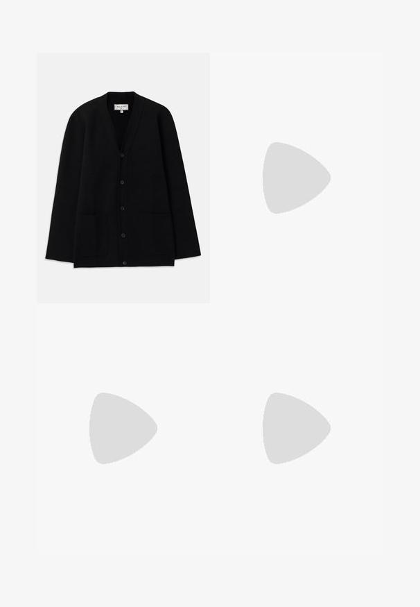 Gilet noir en tissu doux, avec un décolleté en V, une fermeture à boutons et deux poches avant. Silhouette simple et décontractée.; T-shirt noir à manches courtes avec un col rond, fabriqué dans un tissu lisse et extensible. La coupe est ajustée, conçue pour épouser le corps.; YOURTURN UNISEX - Pantalon classique - black; Chaussures en cuir bourgogne avec semelles en caoutchouc marron, bout rond, couture blanche et œillets dorés. L'intérieur présente une doublure jaune.; Hawkers PARLAY - Lunettes de soleil - black