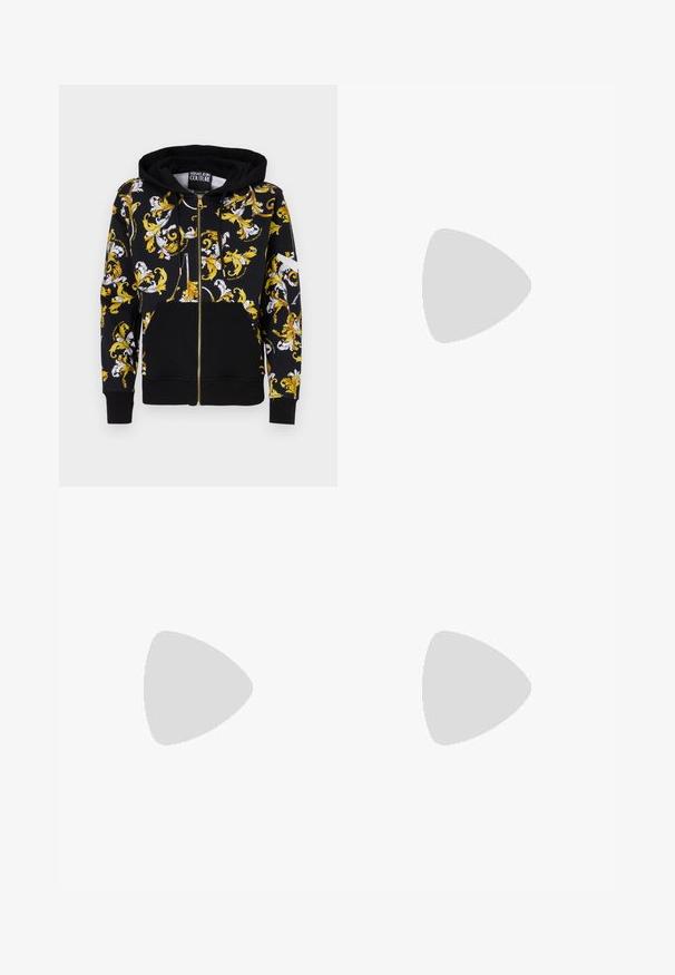 Μαύρη φούτερ με κουκούλα και φερμουάρ, διακοσμημένη με έντονο κίτρινο και λευκό λουλουδάτο σχέδιο. Διαθέτει μπροστινή τσέπη και ριμπ μανσέτες. Απαλή υφή υφάσματος.; Μαύρο κοντομάνικο μπλουζάκι με στρογγυλή λαιμόκοψη και τσέπη με καπάκι στην αριστερή πλευρά του στήθους, η οποία διαθέτει μια μικρή ορθογώνια ταμπέλα με λογότυπο.; Ναυτικές φόρμες με μαλακή υφή, μυτερούς μανικετόμους και πλέγμα στα πλάγια. Ελαστική μέση για άνεση και χαλαρή εφαρμογή.; Μαύρα σουέντ αθλητικά παπούτσια με λευκές καουτσούκ σόλες, με στρογγυλή μύτη και κορδόνια, φορεμένα με γκρι προσαρμοσμένα παντελόνια.