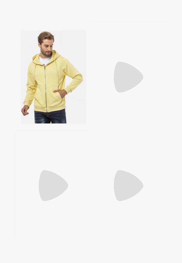 Gelbe Zip-Hoodie aus Baumwollmischung, mit Kordelzugkapuze, Vorderaschen, gerippten Bündchen und weicher Textur.; Weiße Baumwoll-T-Shirt mit kurzen Ärmeln, rundem Ausschnitt, lockerer Passform und ohne sichtbare Logos oder Muster. Glatte Textur und minimalistisches Design.; Hoch taillierte, locker sitzende Jeans aus verwaschenem schwarzem Denim. Verfügt über fünf Taschen, Gürtelschlaufen und ein sauberes, gerades Bein-Design.; Graue und weiße Sneaker mit einem Obermaterial aus Wildleder und Leder, abgerundeter Spitze, flachen Schnürsenkeln und einer Gummisohle mit einem Kautschukakzent.