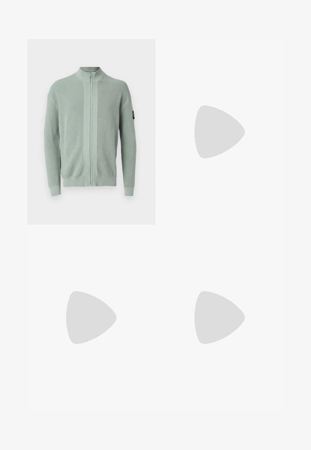Calvin Klein Jeans CORE BADGE ZIP THROUGH - Gilet - slate gray; T-shirt en coton noir avec un graphique rectangulaire en bleu et crème, présentant des motifs circulaires et des gribouillis, conçu pour une coupe décontractée.; Pantalons bleus en tissu lisse, avec une coupe droite, une fermeture à bouton et des détails de couture subtils.; Baskets en cuir noires à tiges basses avec lacets noirs et semelle ivoire, présentées en profil latéral sur fond blanc.