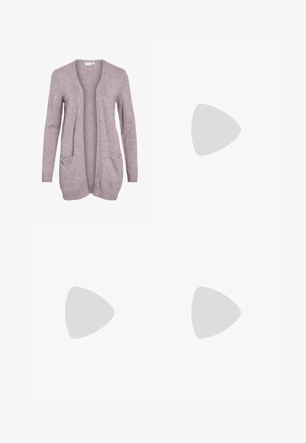 Cárdigan abierto de color púrpura claro, hecho de un suave tejido de punto, con dos bolsillos frontales y puños y dobladillo acanalados. Diseño simple y relajado.; Top de tirantes blanco con canalé, con un cuello redondo, diseño sin mangas y largo corto. La etiqueta dice "JJXX". Textura de tela suave.; Pantalones negros de pierna ancha con cintura elástica, fabricados en un tejido suave. Presentan un diseño limpio sin bolsillos ni detalles de costura visibles.; Zapatillas de ante negras y grises con un gran logo "N" en color crema, cordones morados y una suela de goma texturizada en color marrón.