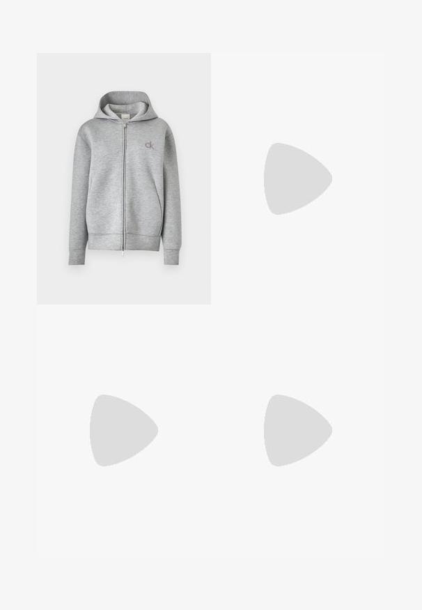Siva zip-up dukserica izrađena od mekog materijala, s kapuljačom na vezanje i logotipom izvezenim na lijevoj strani prsa. Prednje zatvaranje na patentni zatvarač.; Bijela pamučna majica s kratkim rukavima, okruglim izrezom i opuštenim krojem. Glatka tekstura, bez uzoraka ili akcenata, minimalistički dizajn.; Crne krojene hlače ravnog kroja, s glatkom teksturom i oštrim pregibima naprijed. Bez vidljivih metalnih dijelova.; Bež sandale na blok petu s tankim remenčićima i kvadratnim vrhom. Glatki materijal s minimalnim detaljima, dizajnirane za jednostavno nošenje.