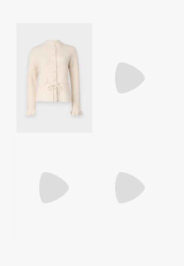 YAS YASTHELLIS CARDIGAN - Kardigan - birch; Valge puuvillane T-särk, mille esiküljel on erineva suuruse ja kujuga rhinestone-dekoratsiooniga lipsud. Lühikesed varrukad ja ümar kaelus.; Mustad flared teksapüksid. Omab nuppu kinnitust, viit taskut ja siledat tekstuuri. Flare'dev jalg algab allpool põlve.; Mustad musta lakknahk kingad, millel on terav varvas ja geomeetriline plokkkonts. Omab elegantselt minimalistlikku disaini ja sujuvat tekstuuri.