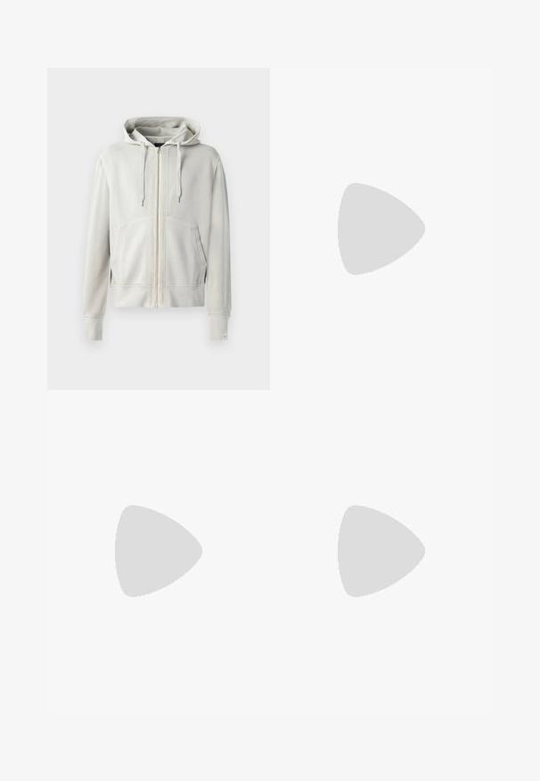 Lichtgrijze full-zip hoodie van een zachte katoenmix, met een ruime kangoeroezak, een capuchon met trekkoord en ribgebreide manchetten.; Witte katoenen t-shirt met een ronde halslijn en korte mouwen, voorzien van een gouden EA7 Emporio Armani-logo op de voorkant.; Zwarte sportshorts van zacht materiaal, met een elastische tailleband en een klein geel EA7-logo op de onderste linkeronderbroek.; Witte leren sneaker met een gladde afwerking, ronde neus, platte veters en een gestructureerde zool. Kenmerkt zich door een subtiel logo op de hiel.