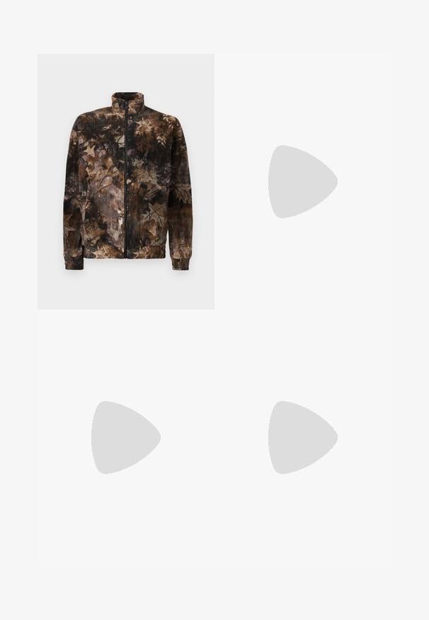 Jachetă din fleece, în culori maro și negru cu un model de camuflaj, având guler înalt, fermoar pe întreaga lungime și manșete și tiv elastic. Textură moale.; Tricou negru din bumbac, cu mâneci scurte, guler rotund și un mic logo alb Nike pe partea superioară stângă a pieptului. Textură netedă. Croială clasică.; Pantaloni cargo negri dintr-un material rezistent, cu multiple buzunare, închidere cu nasture și un design slim fit cu picioare conice.; Pantofi sport negri, cu țesătură texturată și tălpi din cauciuc, având șireturi elastice și un accent albastru pe toc. Purtați cu pantaloni din denim deschis.