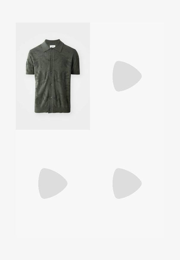 Olivgrön kortärmad polo med ett texturerat bladmönster, knappstängning fram och en klassisk kragsdesign. Stickad tyg.; Långärmad skjorta i dämpad grön med ett strukturerat mönster, rund halsringning och raglanärmar, tillverkad av mjukt, lättviktsmaterial.; PULL&BEAR MEGA BAGGY - Jeans relaxed fit - light grey; Ljusblå och brun sneaker med en texturerad mesh-överdela, lagerdesign, reflekterande accenter och en vadderad krämfärgad mellansula.