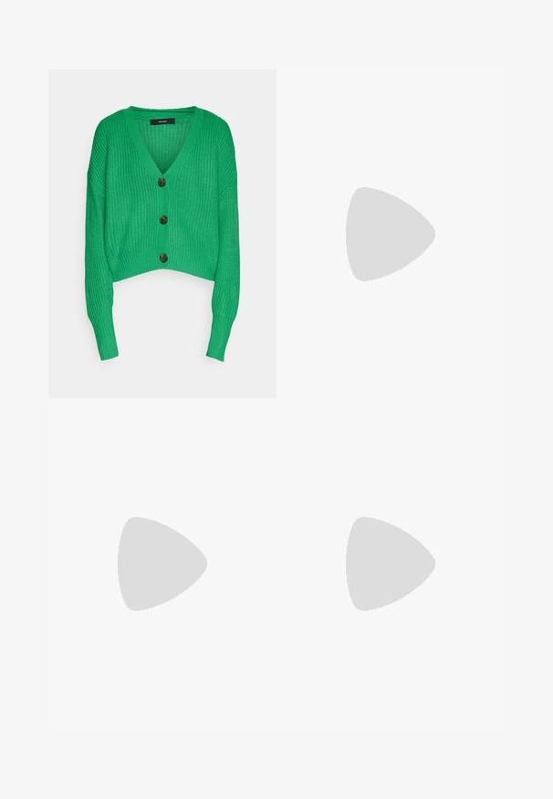 Vero Moda VMLEA  zielony; Jasnoniebieska bluzka wykonana z błyszczącego materiału, z klasycznym kołnierzykiem, zapięciem na guziki, bufkami oraz warstwowym, falbaniastym dołem.; Granatowe dżinsy o prostym kroju z pięcioma kieszeniami, pomarańczowym przeszyciem i zapięciem na guzik.; Czarne skórzane mokasyny z niskim obcasem, zaokrąglonym czubkiem, dekoracyjnym paskiem i teksturowanym szyciem na cholewce. Gładkie wykończenie.; Naszyjnik w kolorze różowego złota z zawieszką w kształcie łabędzia, zdobiony przezroczystymi kryształami. Łańcuszek ma delikatny wzór ogniw.