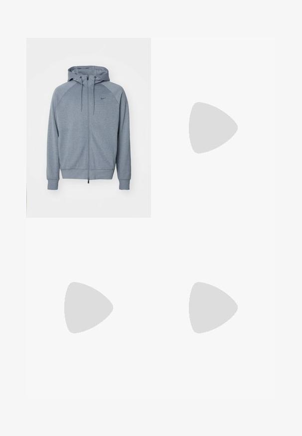 Svetlo siva kapuca s zipom na sprednji strani, s kapuco na vrvico in raglan rokavi. Ima majhen črn logotip na prsih. Mehka tekstura tkanine.; Bela kratka majica s kratkimi rokavi, izdelana iz gladkega materiala. Ima okroglo ovratnico in majhen črn Nike logotip na levi prsni strani.; Črne atletske kratke hlače z elastičnim pasom, stranskimi razpoki in natisnjenim logotipom na levi nogi; izdelane iz lahkega, gladkega materiala.; Siva in modra tekaška copat Nike s črnim logotipom in podplatom ZoomX lebdi nad mokrim prehodom za pešce.