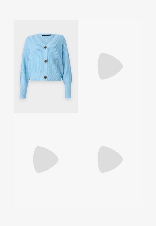 Lichtblauwe cropped cardigan gemaakt van ribgebreide stof, met een v-hals, lange mouwen en drie bruine knopen aan de voorkant.; Grijze korte mouwen t-shirt met een ronde hals, gemaakt van een gladde, rekbare stof. Bevat een getailleerd ontwerp en een subtiel logo.; Zwarte, uitlopende broeken met een soepele textuur, een middelhoge tailleband en zijzakken. Eenvoudig ontwerp zonder patronen of versieringen.; Witte high-top canvas sneakers met een zwarte rubberen zool, een rubberen neuskap aan de voorkant en zes gaatjes voor veters, met een schone, minimalistische uitstraling.