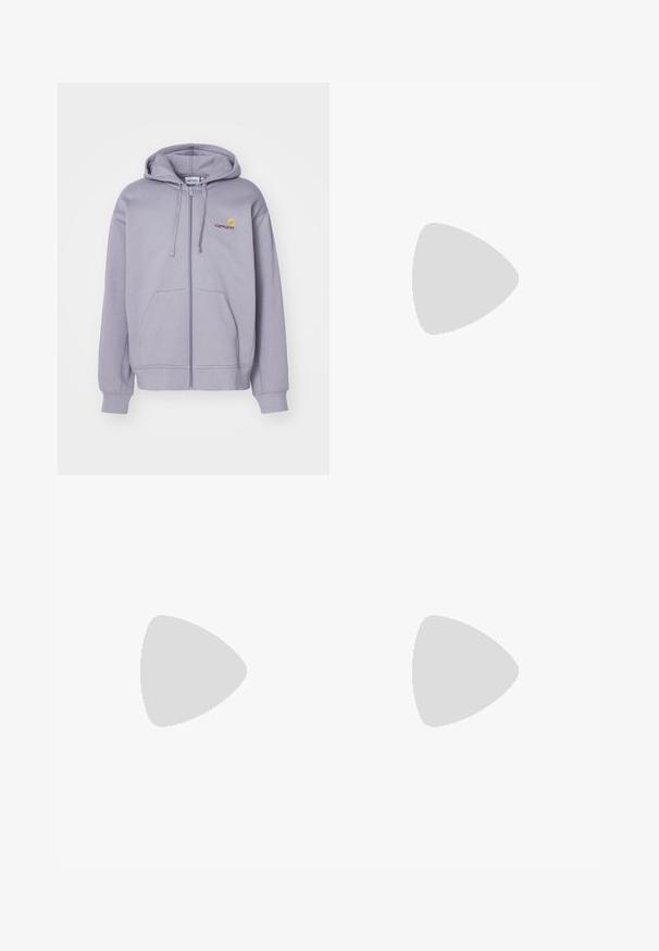 Šviesiai purpurinė zip-up gobtuvė pagaminta iš minkštos medžiagos, su priekyje esančia kišenė, reguliuojamu gobtuvu ir siuvinėtą logotipu ant krūtinės.; Balta medvilninė marškinėliai su trumpomis rankovėmis, su tamsiai mėlynu "Nike" logo išsiuvinėtu ant kairiojo krūtinės. Standartinio apvalaus kaklo dizainas.; Šviesiai rudi, lengvi kelnių su elastine juosta ir raišteliu. Turintys klostes ir laisvą siluetą, pagaminti iš minkštos, glotnios medžiagos.; Šviesiai mėlynos sportbačiai su rausvais padais, turintys ryškius mėlynus raištelius ir geltonus akcentus. Tekstūruotos medžiagos ir matoma oro pagalvė.